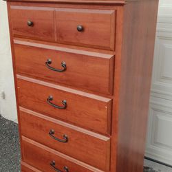Solid Wood 5 Drawers Dresser 32Lx16Wx50H inch...Very Clean Like New
