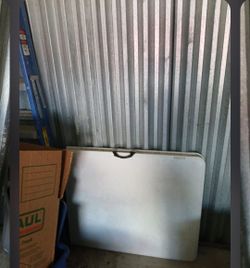 Folding table
