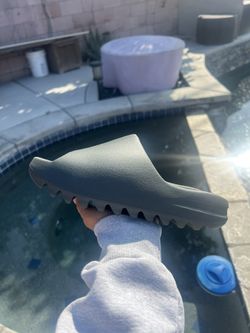 Yeezy Slide “Dark Onyx” Size 6