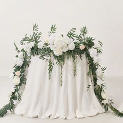 A line of Sweetheart table flowers