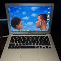 MacBook Air 13.3” (2017) – 8GB RAM / 128GB SSD – Works Great 💻