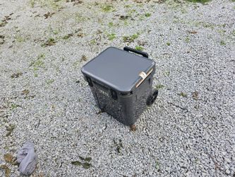 NEW YETI Roadie 48 Wheeled Cooler - Charcoal Gray