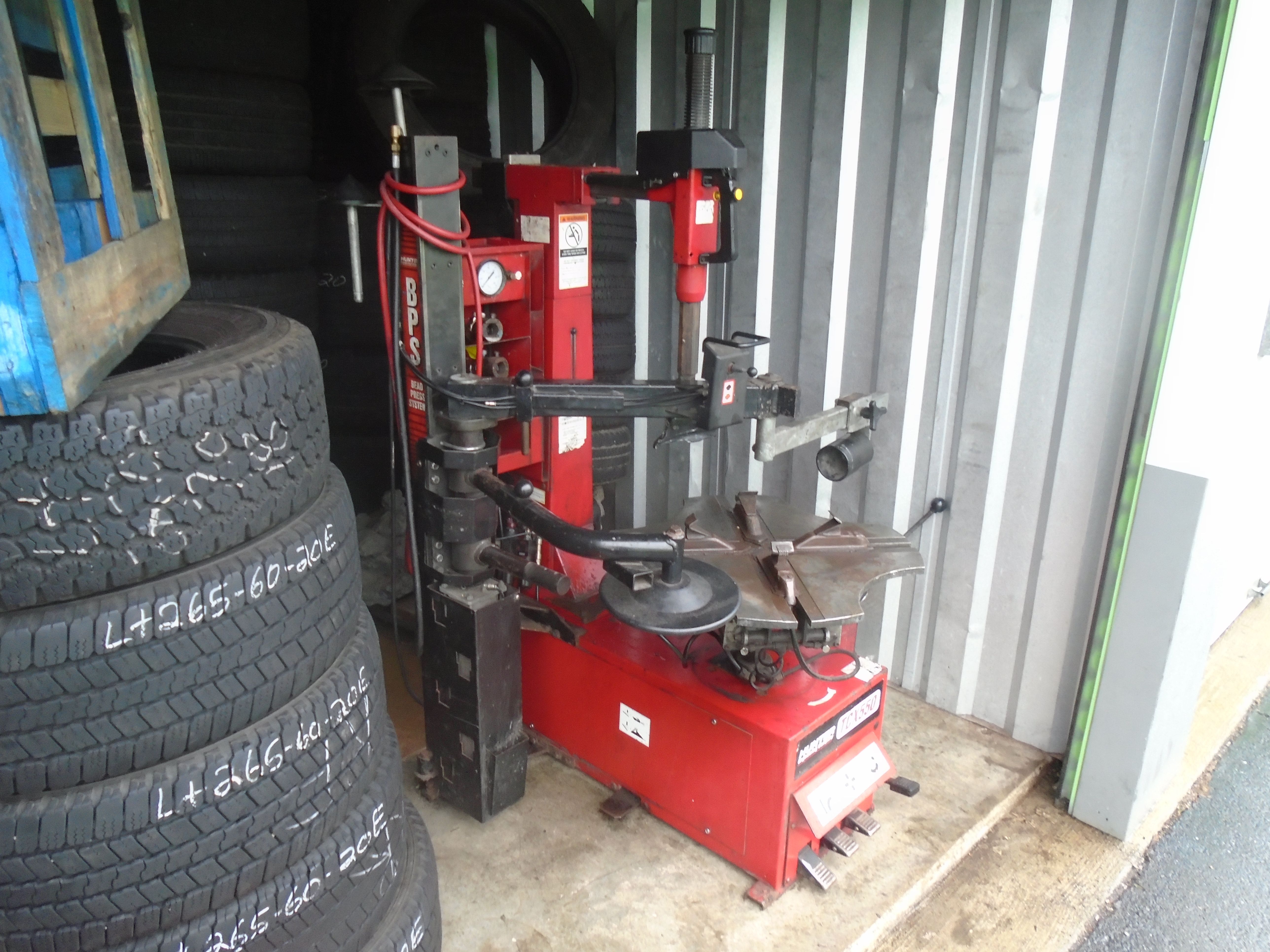 Hunter TCX 550 used Tire Machine with hydraulic assist arms.