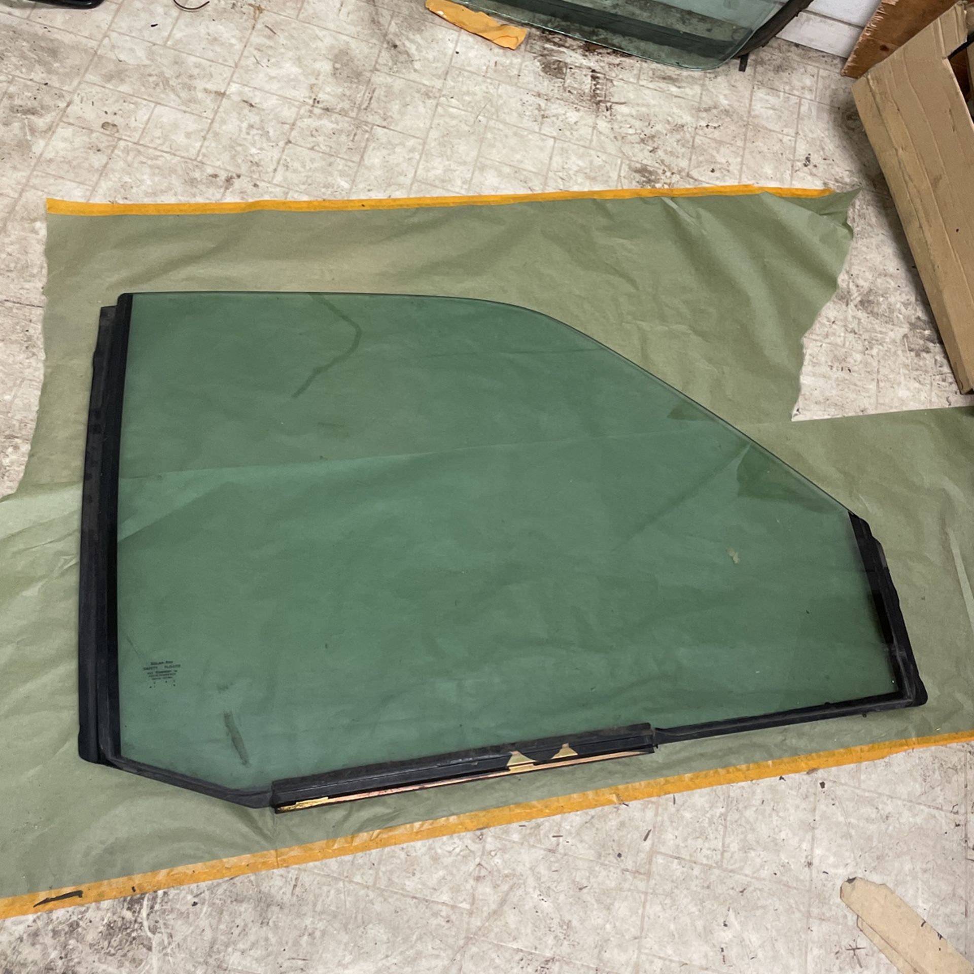 GMC Yukon Denali Topkick Chevrolet Tahoe Suburban Kodiak Blazer Cadillac Escalade Front Right Door Glass Window 93-00