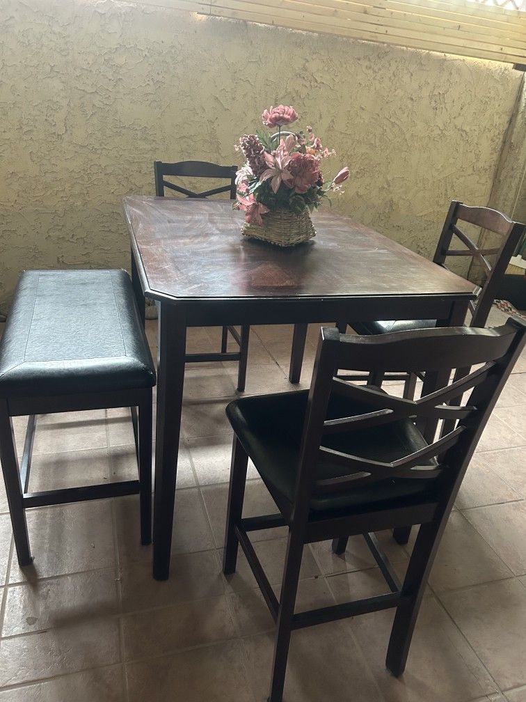 Dining Table /  Bar Stools 