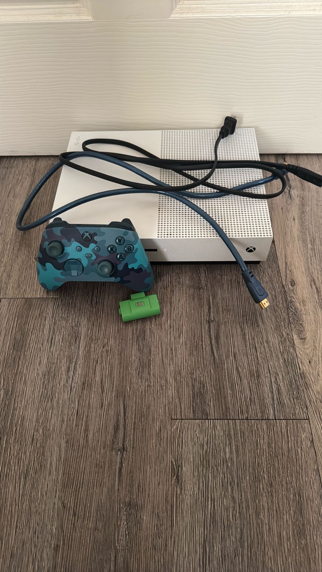 Xbox One With Controller And HDMI