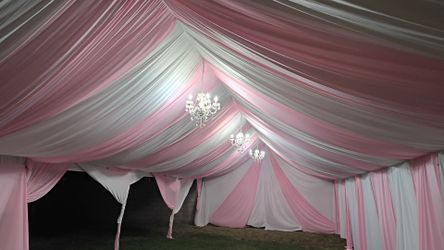 Carpas con draping, mesas, redondas y rectangulares, sillas de resina y regulares