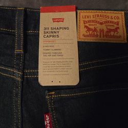 Levis Skinny Capris