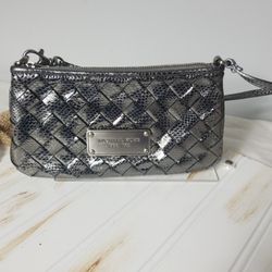 MICHEAL KORS WRISTLET IN PEWTER  ZIP TOP
