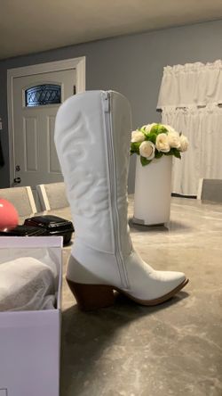 White boots with heel size 8 in woman