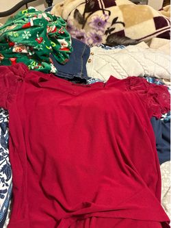 Women’s extra large, red short sleeve shirt