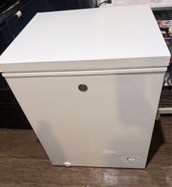 Se vende Congelador  grande usado en buenas condiciones y funciona bien  por $185