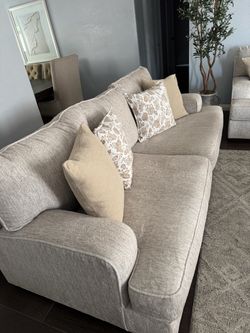 Couches $550