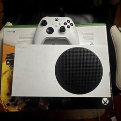 Xbox One Series S Comes With Controller And Cords