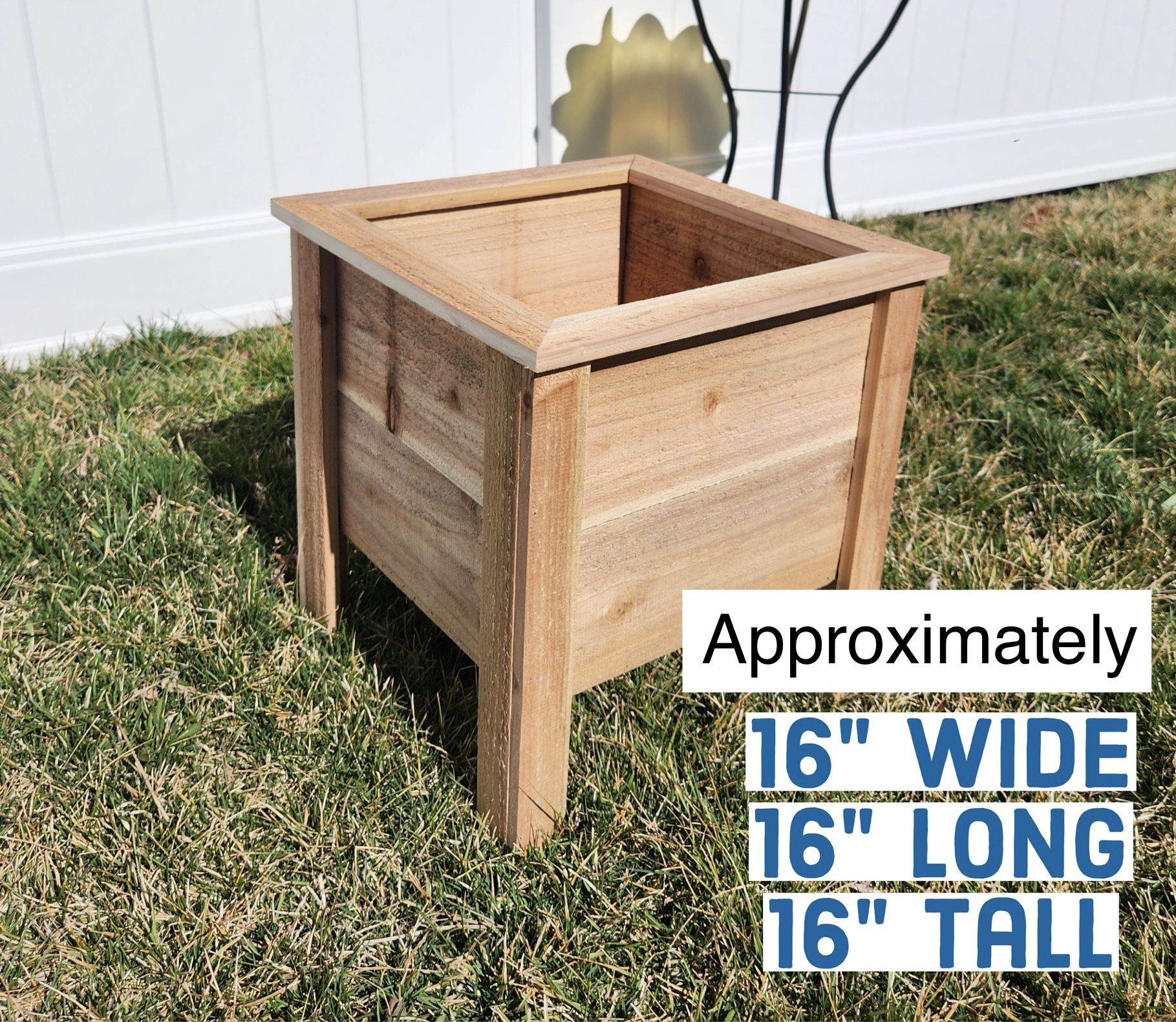 15 3/4 x 15 3/4 x 16 1/2“ Cedar Planter Box