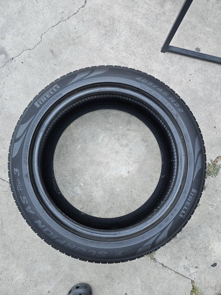 285/45R22 Pirelli