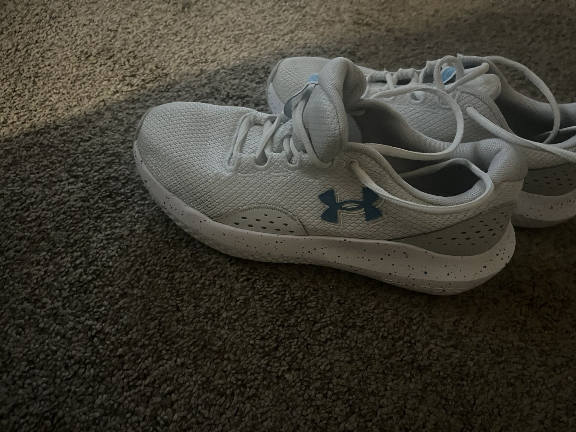 Under Armor Size 8 1/2 White Sneakers 