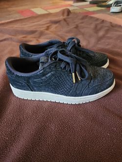 Black nike air US size 8 women's Cute and lightly worn no more than 5 times.
