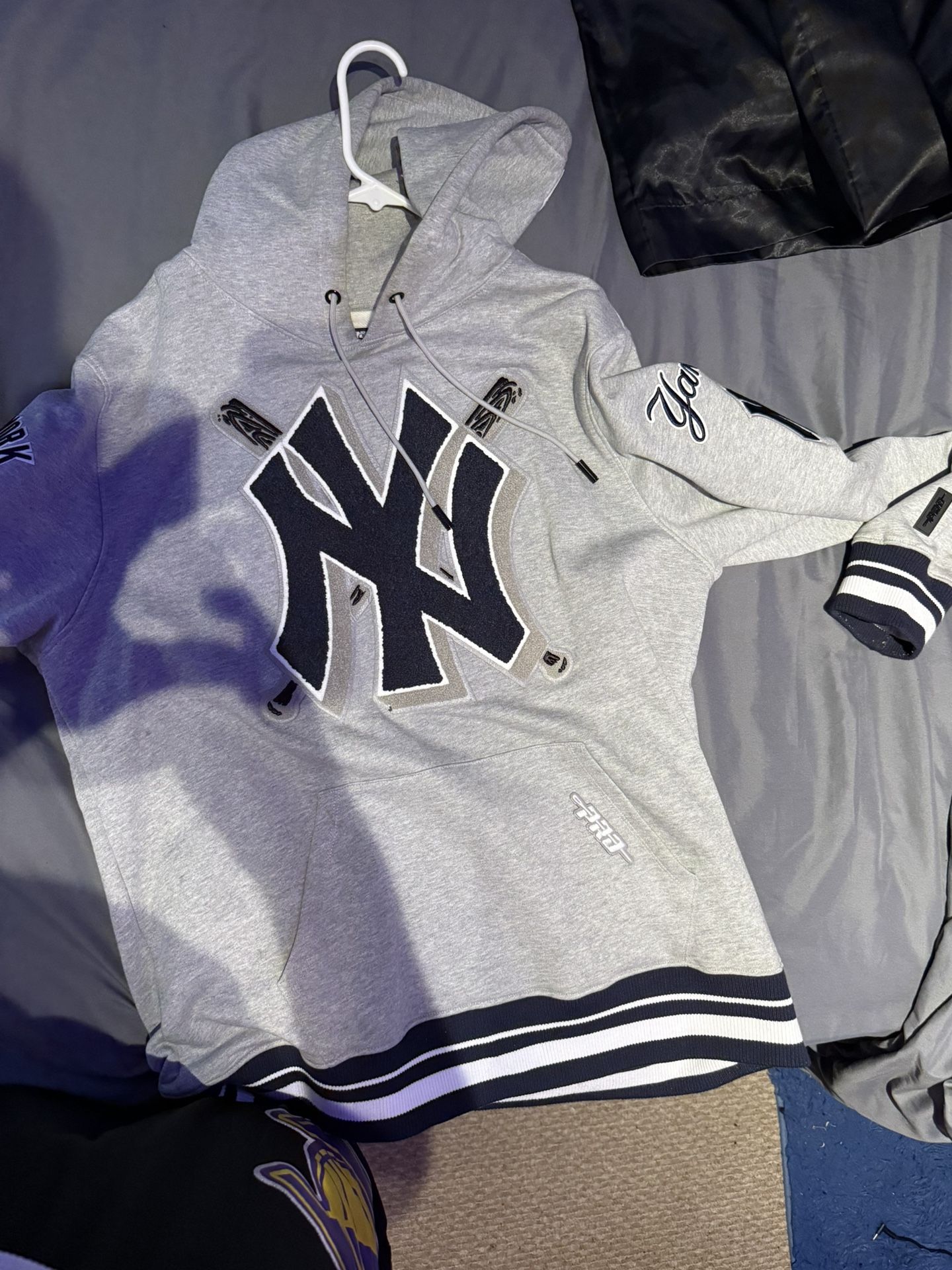 pro standard new york yankees hoodie