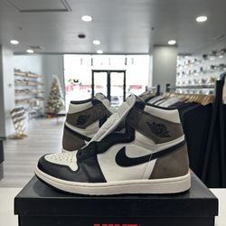Brand New Jordan 1 Retro High Dark Mocha size 8.5M
