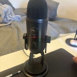 Blue Yeti USB Microphone (Blackout) + AUX Monitoring – Works Perfect