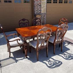 Beautiful Dining Set with 6 chairs and Extension. In excellent condition. Includes 6 chairs and table with Extension. Table dimensions without extensi