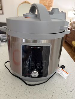 Instant Pot Electric Pressure Cooker like new!!