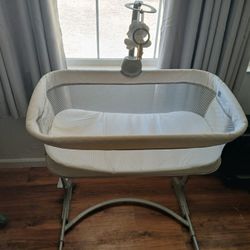Bassinet W/ Pad, Sheets & Protectors Included