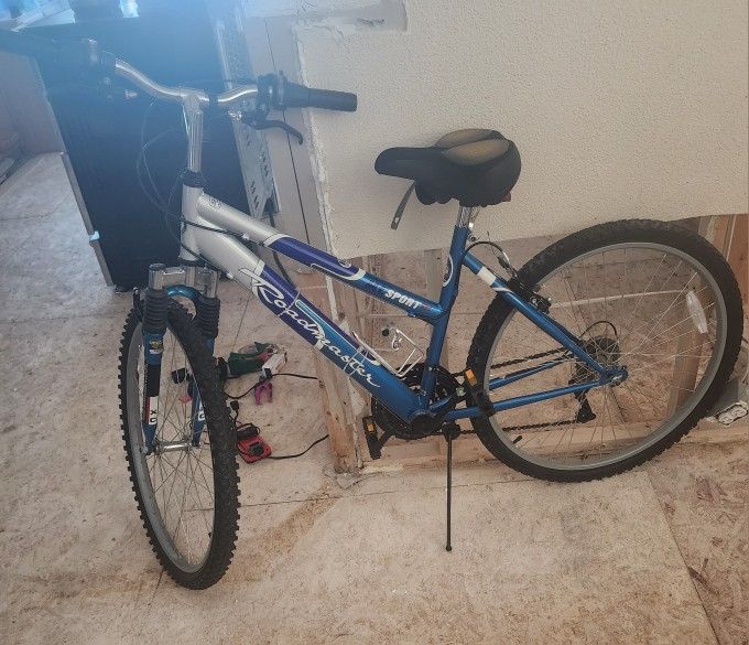 Womens 18 Speed Roadmaster Sport Mountain Bike.