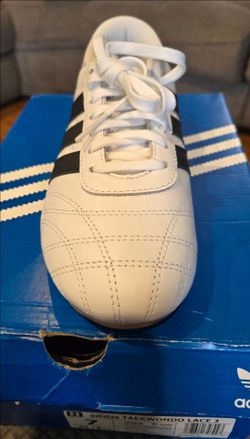 WOMEN ADIDAS SIZE 7