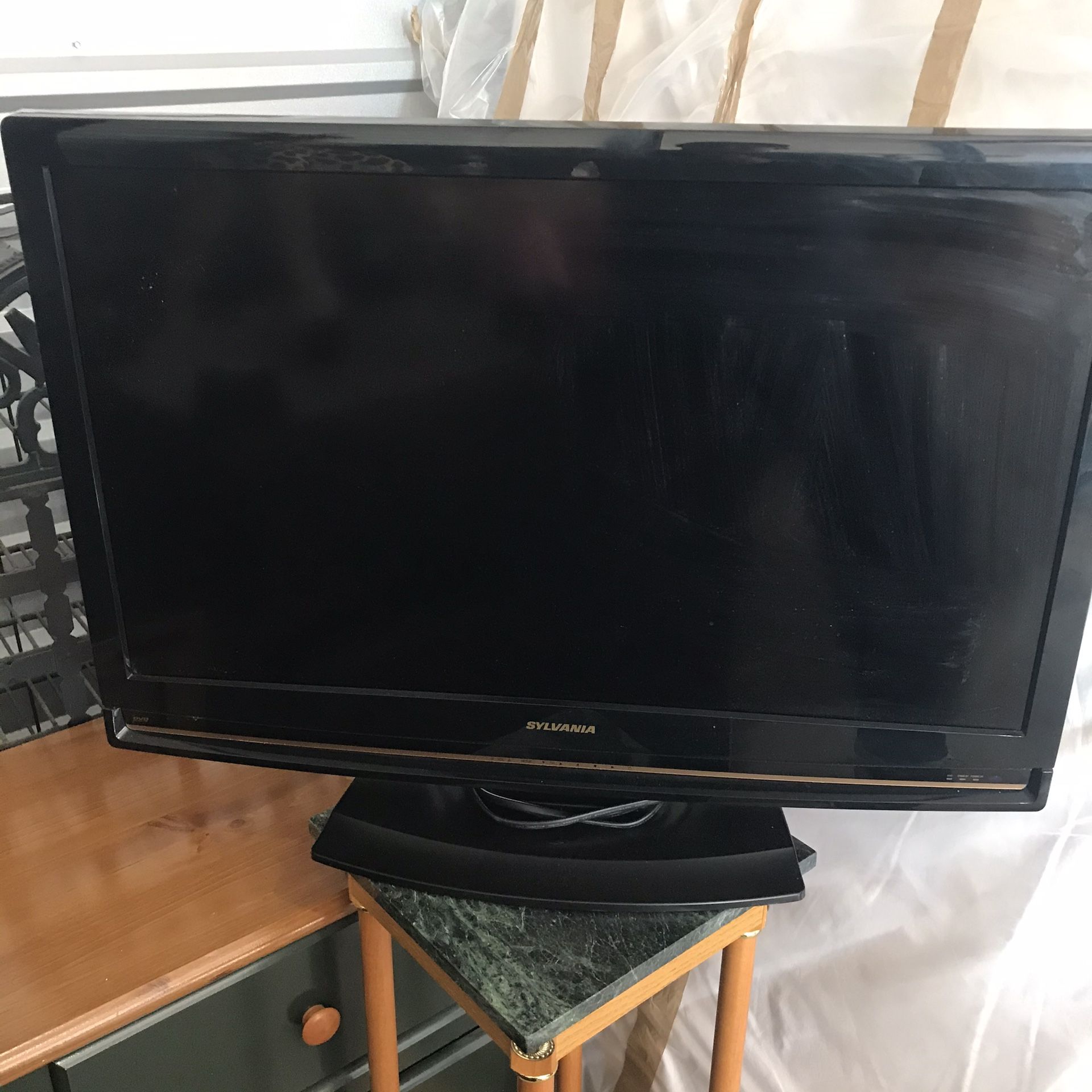 2 Flat Screen TVs - Televisions Both Work