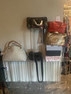 Acrilic stand For Decorations And Purses