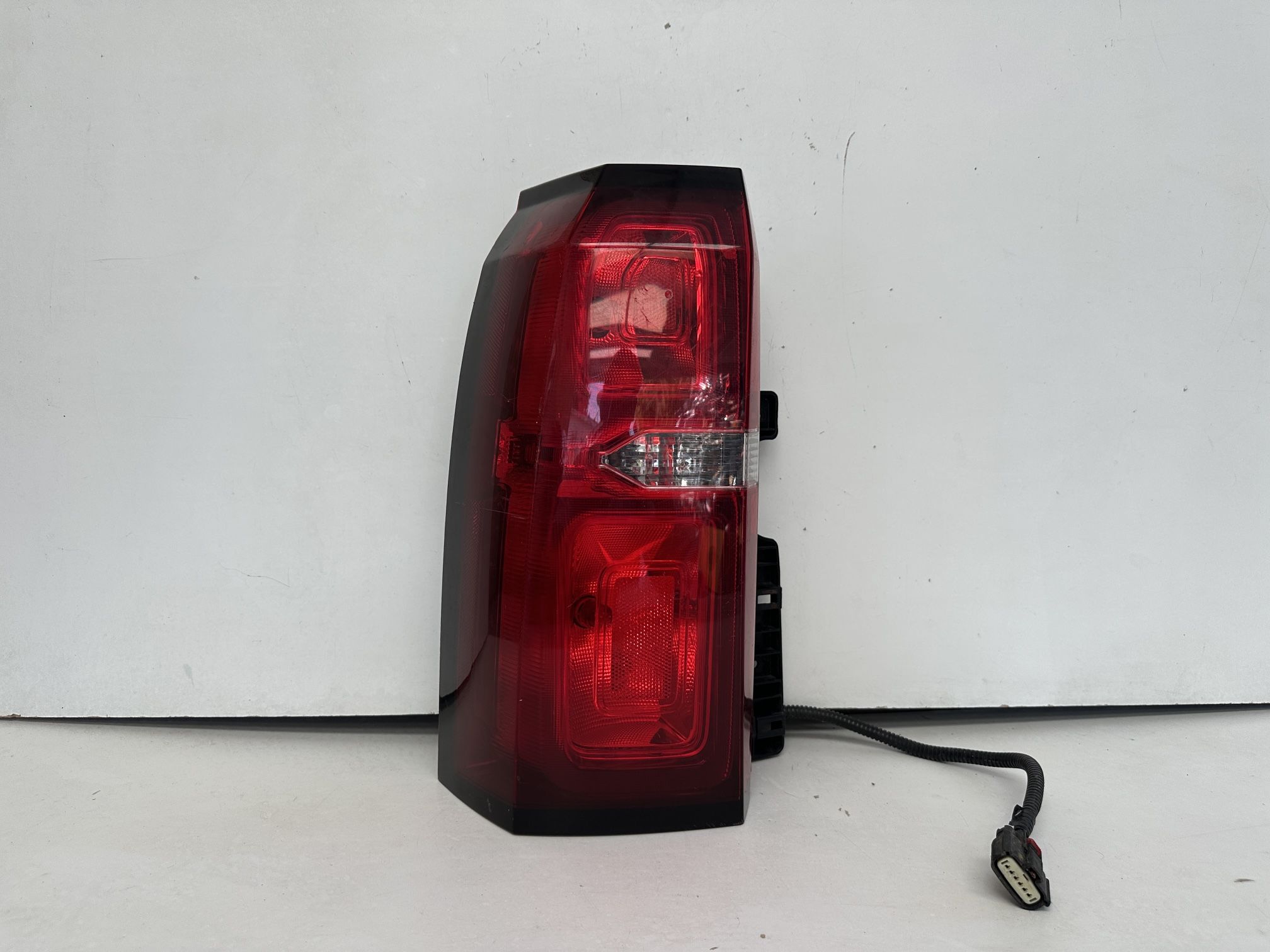 2015 - 2020 CHEVROLET TAHOE SUBURBAN REAR LEFT DRIVER SIDE TAIL LIGHT OEM