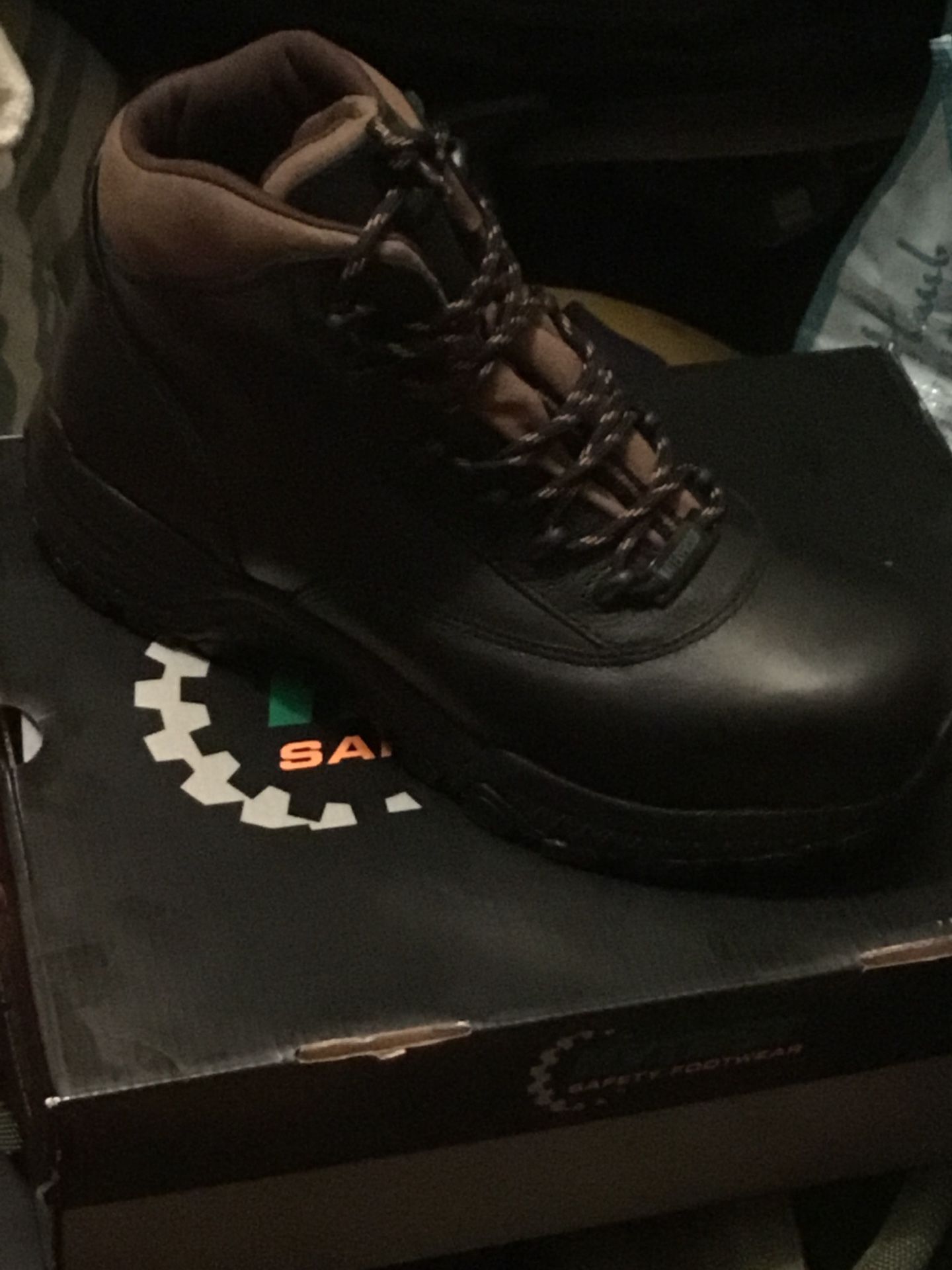 Safety work boots sz 11 DeadStock fresh buy now good for hiking if u need clean fresh work boots cop up now
