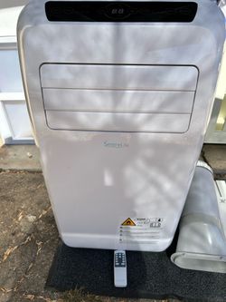 12,000 BTU PORTABLE AC WITH WINDOW KIT AND REMOTE CONTROL LIKE NEW