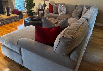 Haverty’s Oversized U-Shaped Sectional with Chaise Lounge