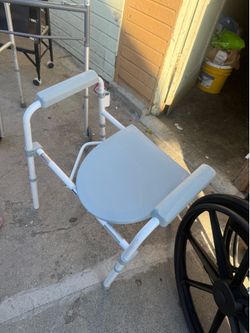 Commode with fixed arms