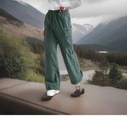 Nike Women's Essential Woven Cargo Pant in Green,standard Fit,mid Rise Size L