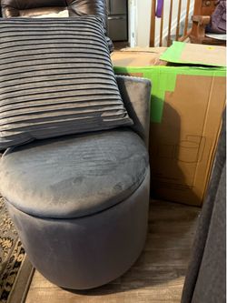 Vanity chair with storage