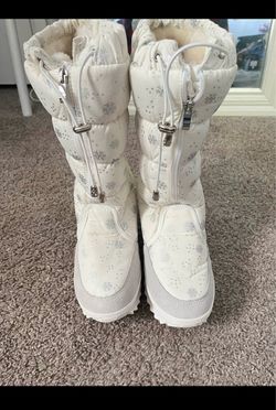 White Snow Boots with Snowflake Print