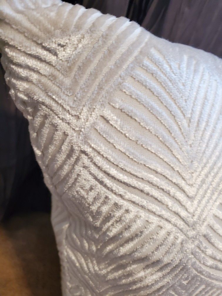 🔥🆕️ Off White/Cream 14 X 20 Feather Filled Throw Pillow