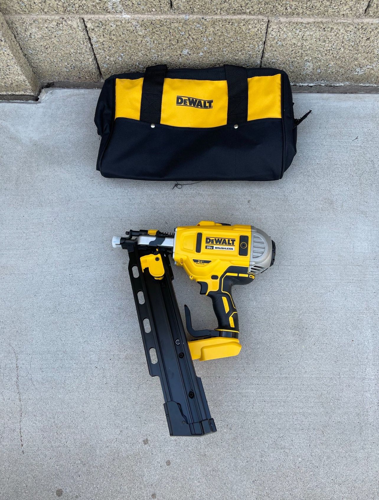 DEWALT 20V MAX Lithium-Ion Cordless Brushless 2-Speed 21° Plastic Collated Framing Nailer (Tool Only)