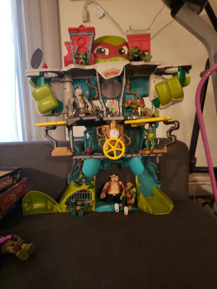 Ninja Turtle Toys And House Includes DVD