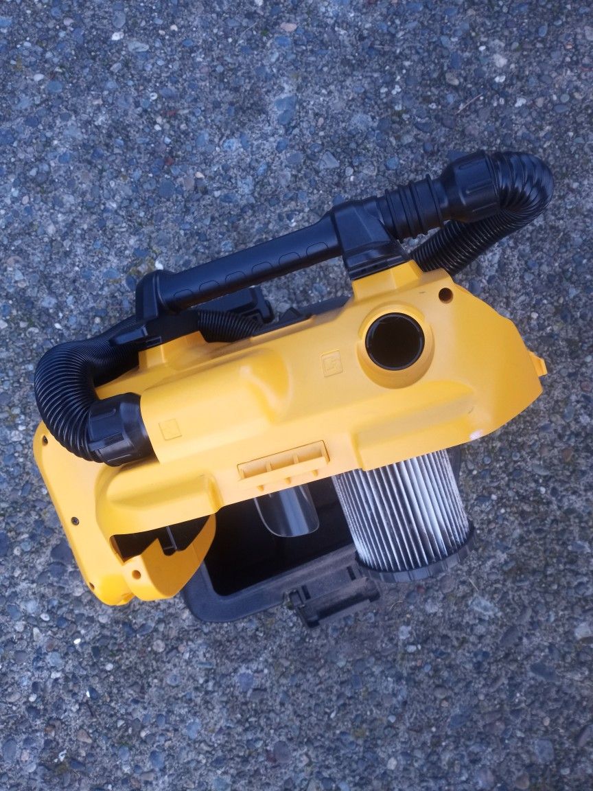 DeWalt 2 Gallon 20Voltt Vacuum Cleaner DCV581H. Almost New Condition Just what you see in the picture. For Pick Up Fremont. No Low Ball. No Trades