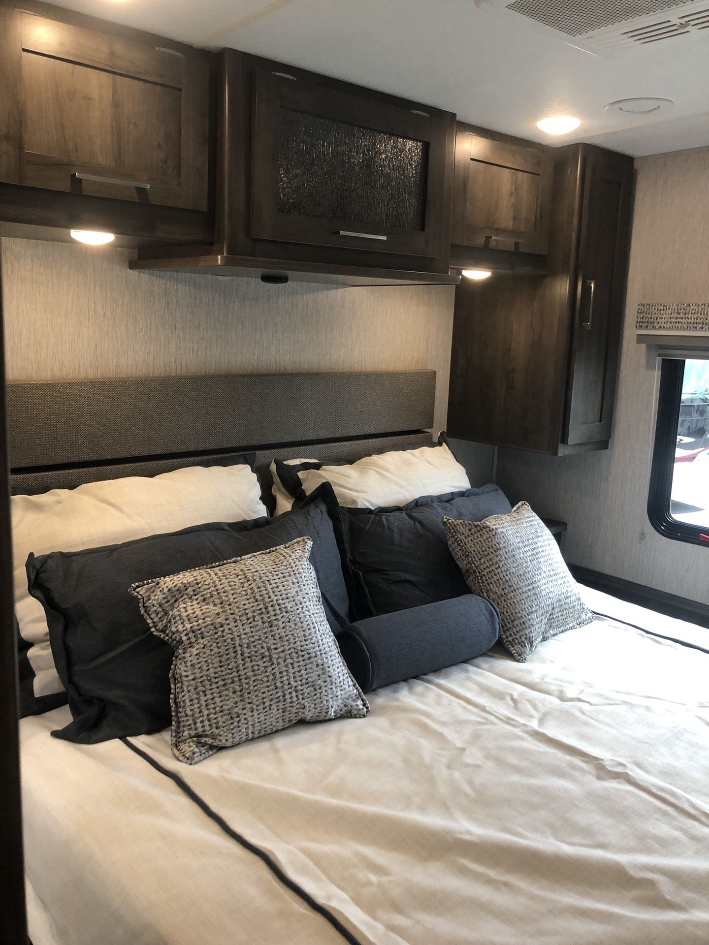 2022 Coachmen Pursuit Class A Motorhome Sleeps 8/only 31ft 1020