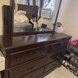 Dresser With Mirror
