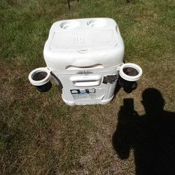 Igloo Cooler W/cup Holders 75can 47 Liter