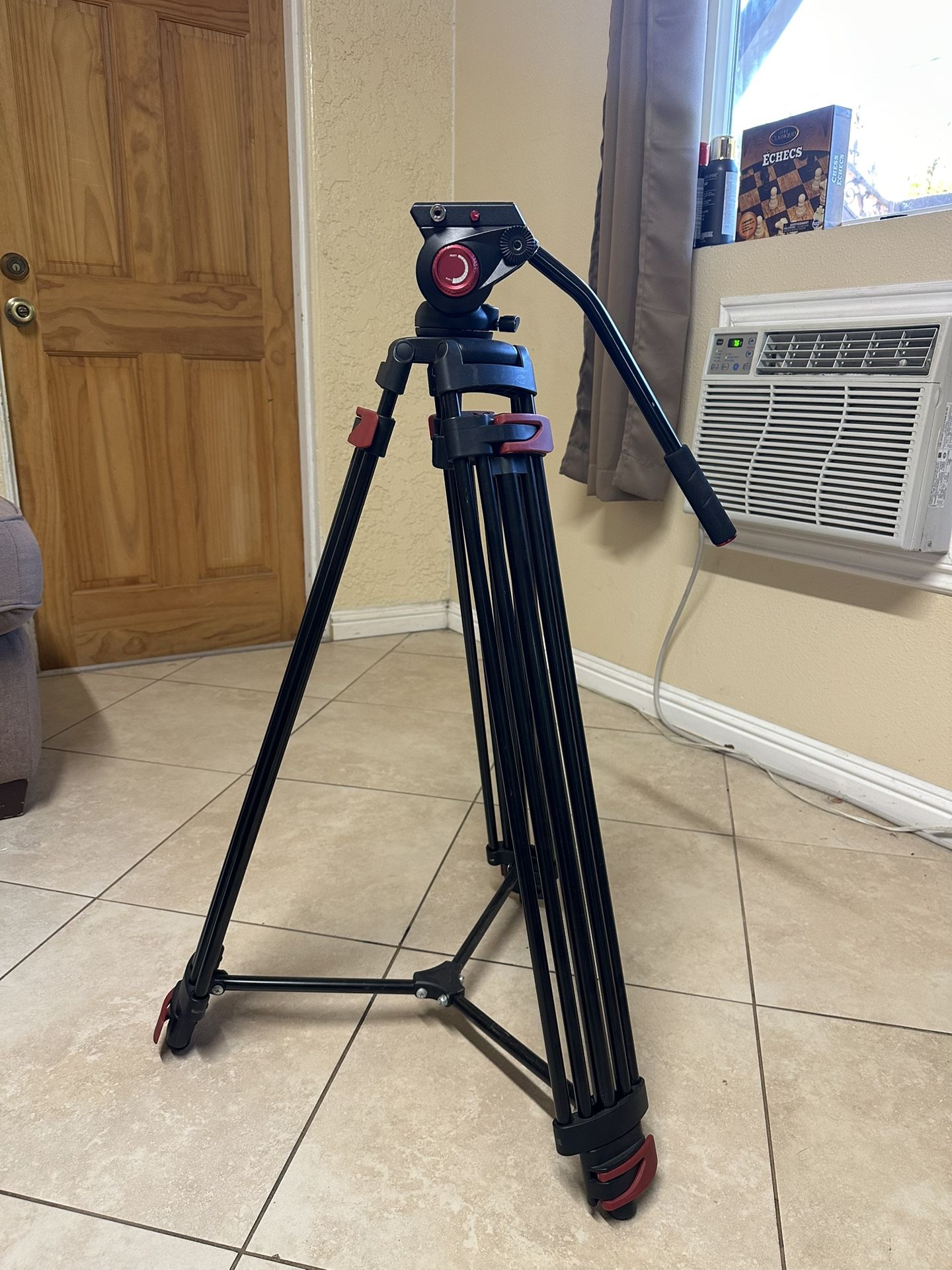 🎥 Heavy-Duty Video Tripod with Fluid Head