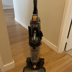 Eureka Vacuum <Like New>