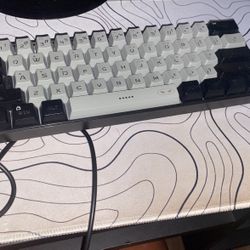 60% keyboard, can turn different colors 